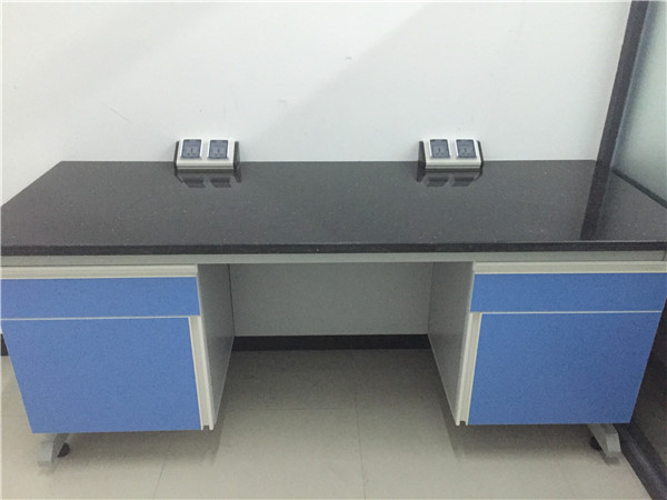 ����ʵ��̨