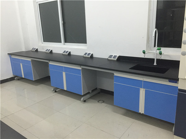 ����ʵ��̨