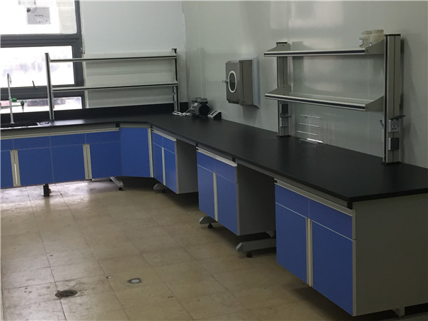 ����ʵ��̨